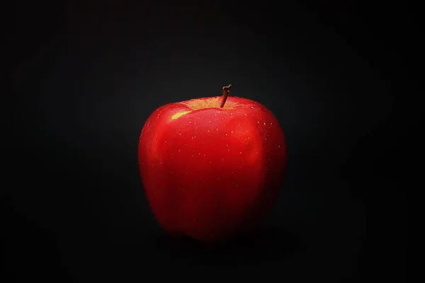 Roter Apfel Auf Schwarzem Hintergrund — Stockfoto