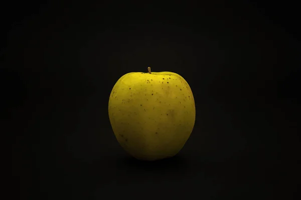 Żółte Jabłko Czarnym Tle — Zdjęcie stockowe