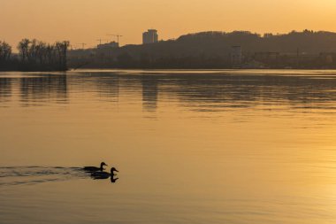Güzel gün batımı Kiev'de Dinyeper Nehri üzerinde