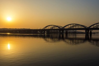 Güzel gün batımı Kiev'de Dinyeper Nehri üzerinde