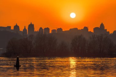 Güzel gün batımı Kiev'de Dinyeper Nehri üzerinde