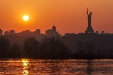 Güzel gün batımı Kiev'de Dinyeper Nehri üzerinde