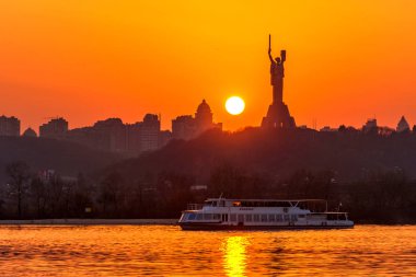 Güzel gün batımı Kiev'de Dinyeper Nehri üzerinde