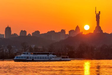 Güzel gün batımı Kiev'de Dinyeper Nehri üzerinde