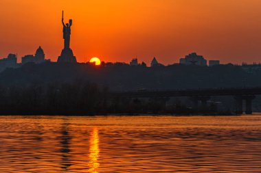 Güzel gün batımı Kiev'de Dinyeper Nehri üzerinde