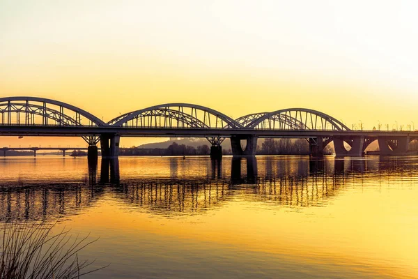 Güzel gün batımı Kiev'de Dinyeper Nehri üzerinde