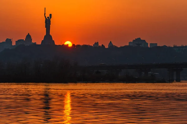 Güzel gün batımı Kiev'de Dinyeper Nehri üzerinde
