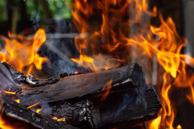 Şiş Kebap için ateş yakar