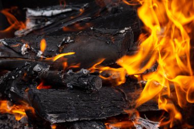 Şiş Kebap için ateş yakar