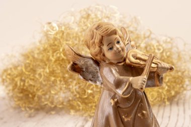 Angel ile Noel arka plan olarak beyaz tahta üzerinde altın rengi önünde keman