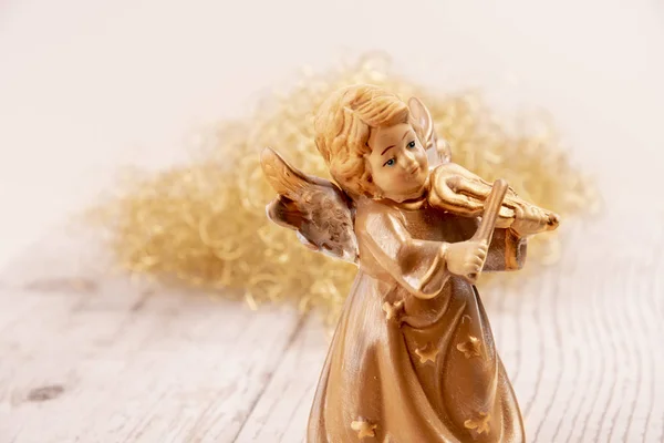 Ангел Скрипкой Перед Золотыми Волосами Белом Дереве Качестве Рождественского Фона — стоковое фото