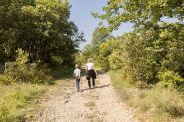 Anne ve oğlu taş yola vahşilik hiking