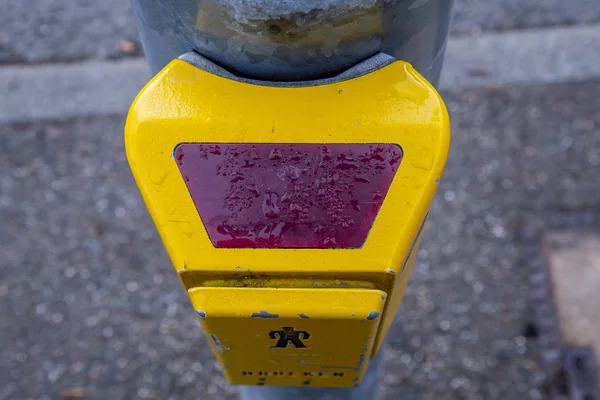 Interruptor Semáforo Amarillo Con Gotas Lluvia Calle —  Fotos de Stock