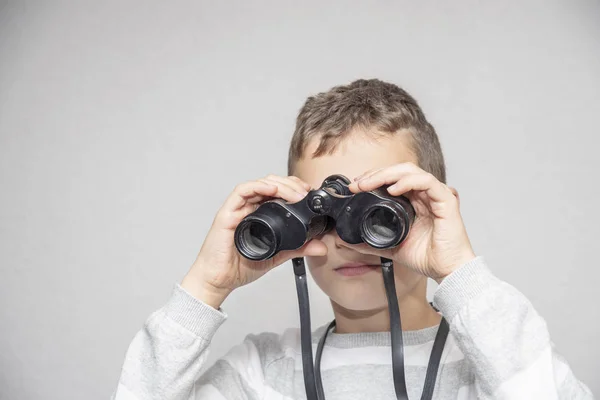 Boy Olha Com Binóculos Pretos Para Futuro Com Fundo Branco — Fotografia de Stock