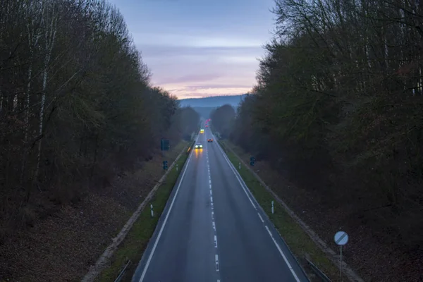 Silnice Auty Ohrazené Stromy Večer Twilight — Stock fotografie