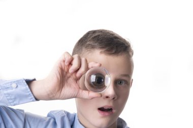 çocuğun gözü önünde cam topu tutuyor ve genişletilmiş gözü bkz: