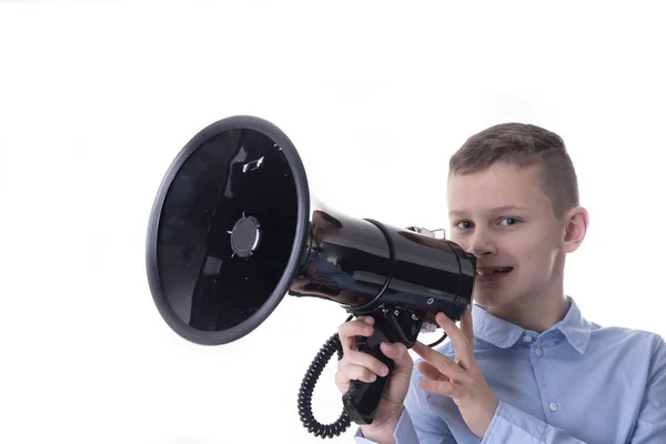 Chłopiec Wywołuje Megafon Zapowiada Coś Białym Tle — Zdjęcie stockowe