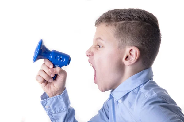 Menino Gritando Muito Alto Pequeno Megafone Azul Com Boca Aberta — Fotografia de Stock