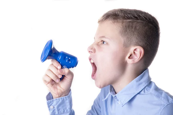 Menino Gritando Muito Alto Pequeno Megafone Azul Com Boca Aberta — Fotografia de Stock