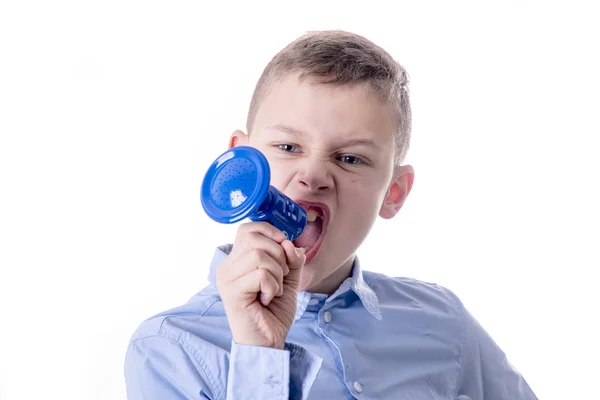 Menino Gritando Muito Alto Pequeno Megafone Azul Com Boca Aberta — Fotografia de Stock