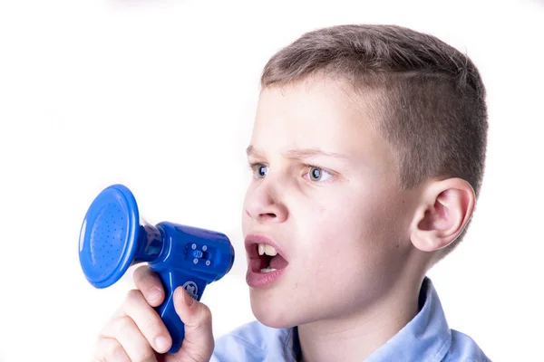 Boy Velmi Hlasitě Křičel Malé Modré Megafon Otevřenými Ústy — Stock fotografie