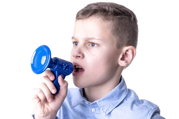 Chico Gritando Muy Fuerte Pequeño Megáfono Azul Con Boca Abierta — Foto de Stock