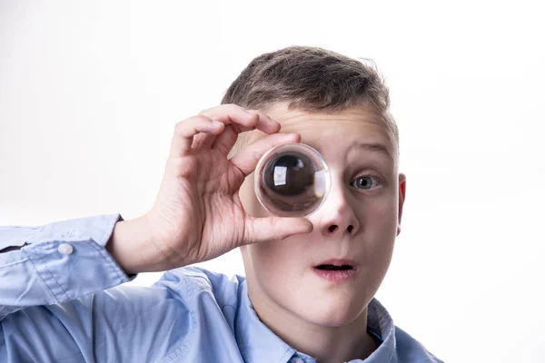 Хлопчик Тримає Скляний Перед Очима Бачите Його Око Збільшилося — стокове фото