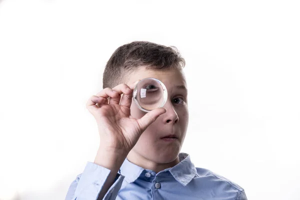 Junge Hält Eine Glaskugel Vor Sein Auge Und Siehst Sein — Stockfoto