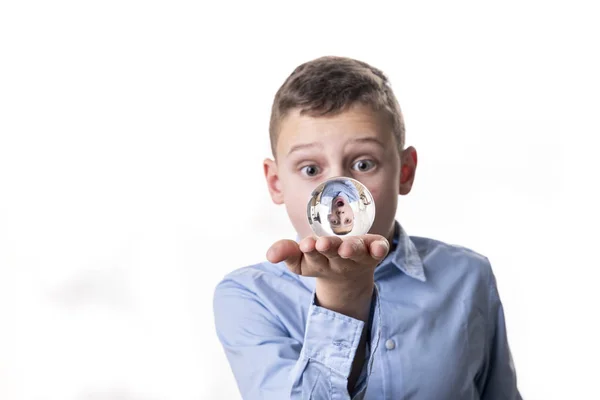 Chico Mira Futuro Una Bola Vidrio — Foto de Stock