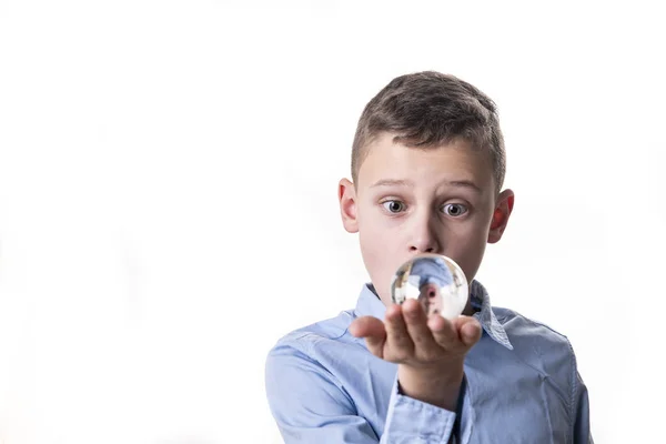 Chico Mira Futuro Una Bola Vidrio — Foto de Stock