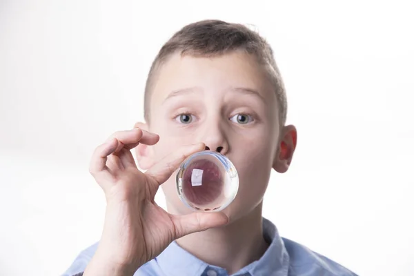 Budoucnost Boy Vdechne Skleněnou Kouli Přímo Před Ústa Izolované Bílém — Stock fotografie