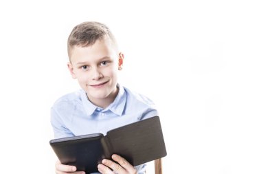 beyaz zemin üzerinde bir e kitap okuyucu genç çocuk okuma gergin