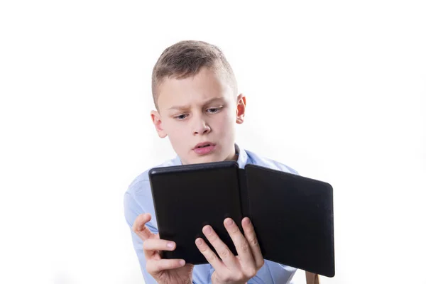Маленький Ребенок Чтение Напряжены Электронной Книги Читателя Белом Фоне — стоковое фото