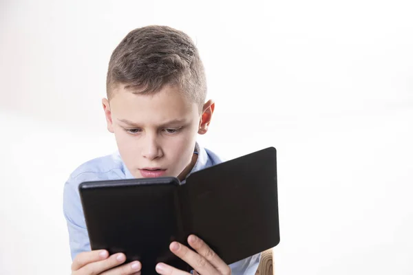 Lectura Infantil Tensa Lector Libros Electrónicos Sobre Fondo Blanco —  Fotos de Stock