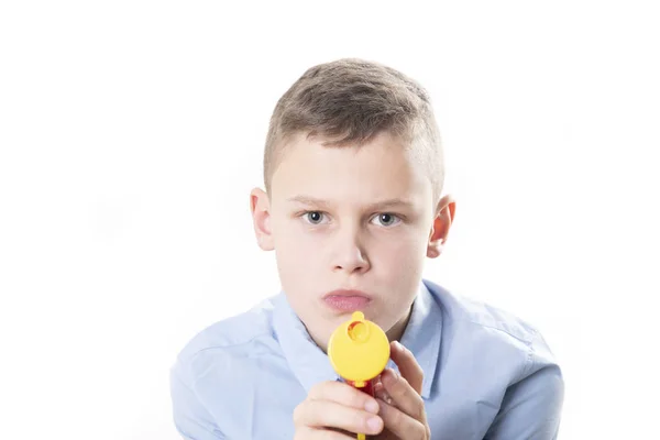 Mladý Konfety Pistole Bílém Pozadí Při Pohledu Kamery Nosí Modré — Stock fotografie