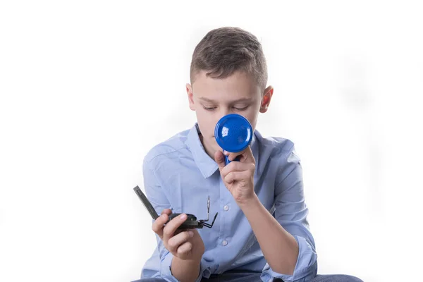 Boy Explica Camino Con Megáfono Azul Una Brújula Mano Sobre — Foto de Stock