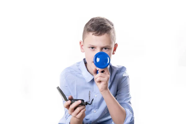 Boy Explica Camino Con Megáfono Azul Una Brújula Mano Sobre — Foto de Stock