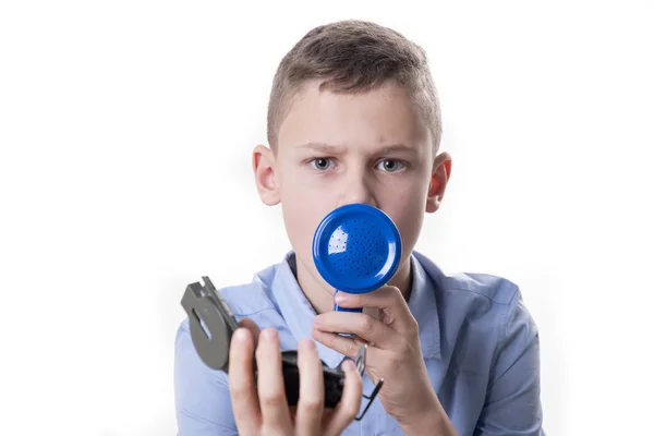 白い背景に 手に少年について 青いメガホンとコンパス方法 — ストック写真