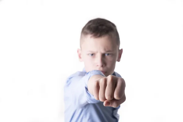 学校で 彼の顔の前で若い子の拳の暴力 — ストック写真