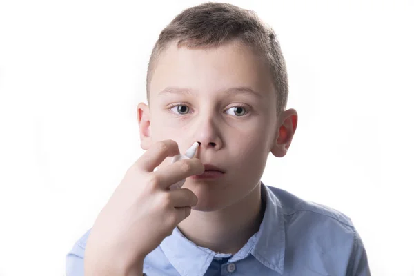 Chico Toma Spray Nasal Para Frío — Foto de Stock