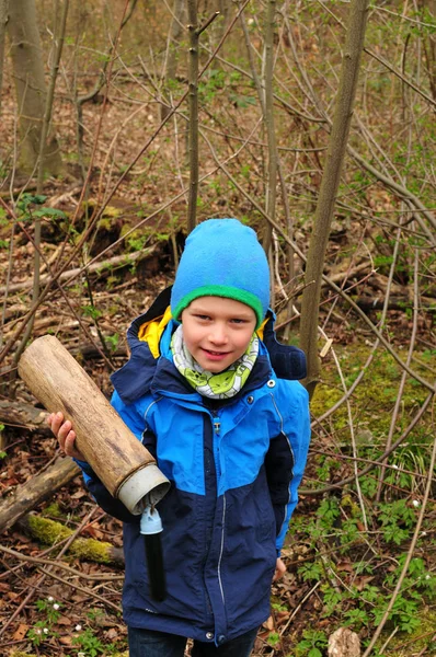 Géocachette Garçon Trouve Une Cache Bien Camouflée Dans Forêt — Photo