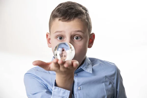 Pojken Ser Sin Spegelbild Glaskula Direkt Framför Ansiktet Mot Vit — Stockfoto