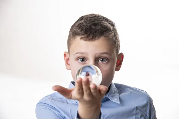 Pojken Ser Sin Spegelbild Glaskula Direkt Framför Ansiktet Mot Vit — Stockfoto