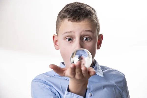 Chlapec Vidí Jeho Zrcadlový Obraz Skleněnou Kouli Přímo Před Obličejem — Stock fotografie
