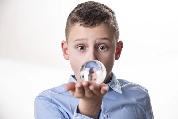 Pojken Ser Sin Spegelbild Glaskula Direkt Framför Ansiktet Mot Vit — Stockfoto