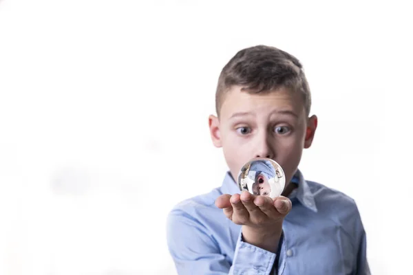 Pojken Ser Sin Spegelbild Glaskula Direkt Framför Ansiktet Mot Vit — Stockfoto