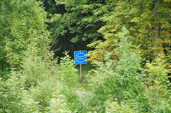 蓝色边界标志与题字 德意志联邦共和国 在森林的中间 — 图库照片