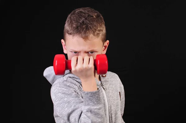 Menino Camisola Fazendo Treino Com Halteres Vermelhos — Fotografia de Stock