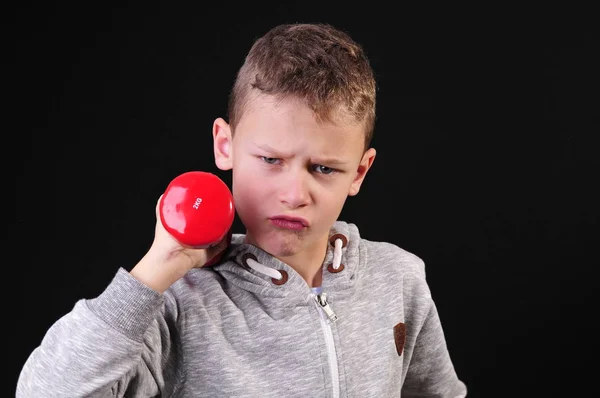 Αγόρι Κάνει Μια Προπόνηση Αλτήρες Κόκκινο Φούτερ — Φωτογραφία Αρχείου