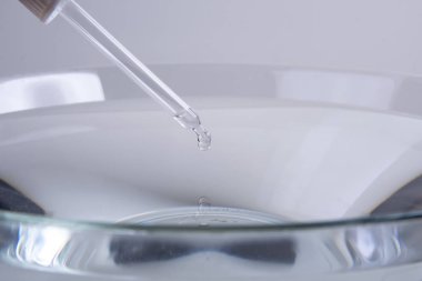 Pipet büyük bir kase suya bir damla damla